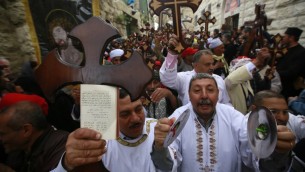 أق باط مصريين يشاركون في مسيرة الجمعة العظيمة في طريق الآلام في القدس، 10 ابريل 2015 (GALI TIBBON / AFP)