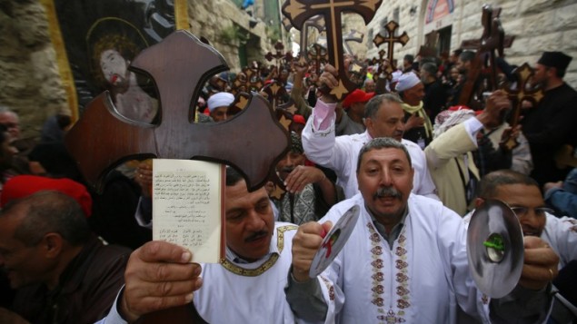 أق باط مصريين يشاركون في مسيرة الجمعة العظيمة في طريق الآلام في القدس، 10 ابريل 2015 (GALI TIBBON / AFP)