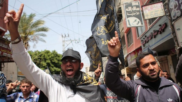 فلسطينيون يهتفون خلال تظاهرة نظمتها القوى الوطنية والاسلامية امام مقر اللجنة الدولية للصليب الاحمر في مدينة غزة لمناسبة يوم الاسير الفلسطيني، 17 ابريل 2015 (SAID KHATIB / AFP) فلسطينيون يهتفون خلال تظاهرة نظمتها القوى الوطنية والاسلامية امام مقر اللجنة الدولية للصليب الاحمر في مدينة غزة لمناسبة يوم الاسير الفلسطيني، 17 ابريل 2015 (SAID KHATIB / AFP)