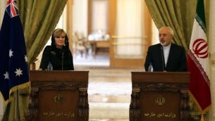 وزير الخارجية الإيراني محمد جواد ظريف في مؤتمر صحافي مشترك مع نظيرته الاسترالية جولي بيشوب، 18 ابريل 2015 (ATTA KENARE / AFP)