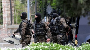 القوات الخاصة للشرطة التركية اثناء هجوم على مقر قيادة شرطة اسطنبول نفذه شخصان هما امراة ورجل على ارتباط بالجبهة الثورية لتحرير الشعب، 1 ابريل 2015 (OZAN KOSE / AFP)