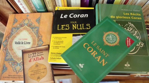 كتب حول الإسلام وتفسيرات للقرآن في مكتبة في باريس، 31 مارس 2015 (JACQUES DEMARTHON / AFP)