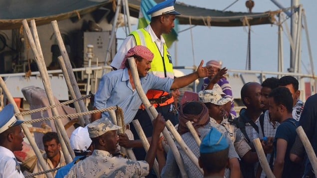 لاجئون فارون من اليمن يصلون الى ميناء جيبوتي، 14 ابريل 2015 (TONY KARUMBA / AFP)