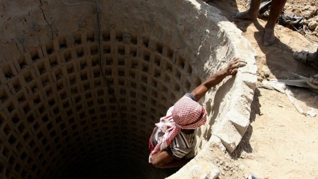 صورة توضيحية لمهرّب فلسطيني يدخل نفق عابر للحدود بين غزة ومصر في رفح، جنوب قطاع غزة، 4 اكتوبر 2012 (Abed Rahim Khatib/Flash 90)
