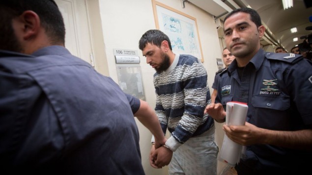 الشرطة ترافق خالد قطينة، العربي من اسرائيل الذي دهس مشاة يهود في القدس، الى المحكمة المركزية في القدس، 16 ابريل 2015 (Miriam Alster/FLASH90)