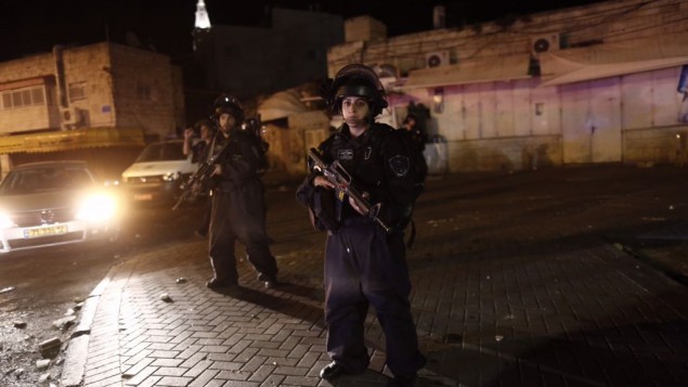 الشرطة الإسرائيلي في مكان دهس عدد من عناصر الشرطة بما يعتقد انه هجوم دهس في الطور في القدس الشرقية، 25 ابريل 2015 (Yonatan Sindel/Flash90)