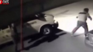 صورة شاشة لشريط فيديو يظهر الحادث الذي ادى الى مقتل خير حمدان بنيران الشرطة في كفركنا في نوفمبر 2014 (screen capture: YouTube/lorishemtov)