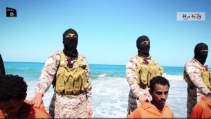 مقاتلو الدولة الإسلامية قبل قتل مسيحيين اثيوبيين في ليبيا، 19 لبريل 2015 (Screen capture: Dailymotion)