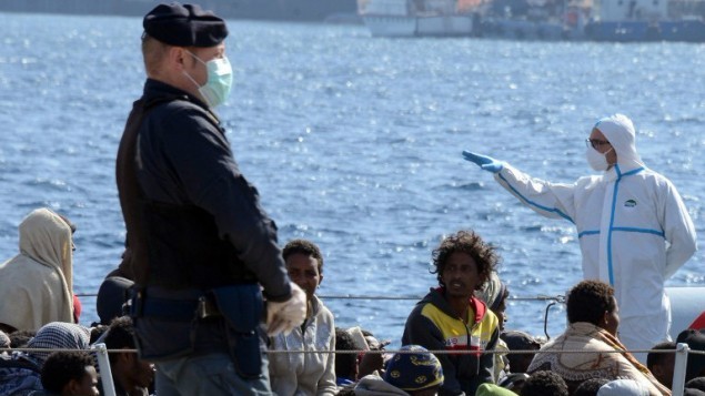 مهاجرون يصلون شواطئ صقلية بعد عملية لانقاذهم، 18 ابريل 2015 (AFP/Giovanni Isolino)