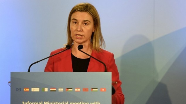 وزيرة خارجية الإتحاد الأوروبي فيديريكا موغيريني تتحدث خلال إجتماع وزاري غير رسمي شارك فيه وزراء خارجية من الإتحاد الأوروبي ودول جنوب البحر الأبيض المتوسط في برشلونة في 13 أبريل، 2015. (AFP/LLUIS GENE)