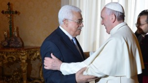 البابا فرنسيس يرحب برئيس السلطة الفلسطينية محمود عباس خلال لقاء خاص في 16 مايو، 2015 في الفاتيكان (AFP Pphoto pool/Alberto Pizzoli)