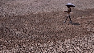 صورة توضيحية: تربة جافة في شرق الهند، 22 مايو 2015 (ASIT KUMAR / AFP)