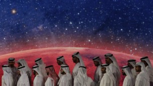 مسؤولون، مهندسون وعلماء اماراتيون يشاركون بحفل انطلاق مشروع مسبار الأمل في دبي، 6 مايو 2015 (KARIM SAHIB / AFP)