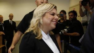 سارا نتنياهو تحضر في المحكمة لتشهد بقضية اتهام الزوج نتنياهو بسوء معاملة عامل في منزل رئيس الوزراء في القدس، 10 مايو 2015 (AFP/Gali Tibbon)