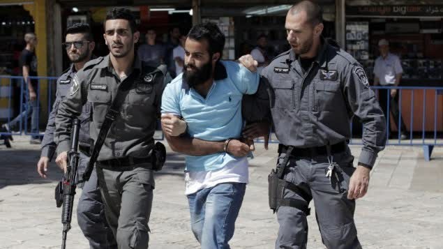 اعتقال متظاهر فلسطيني من قبل القوات الإسرائيلية خلال مسيرة العلم في البلدة القديمة في القدس، 17 مايو 2015 (AFP Photo/Jack Guez)