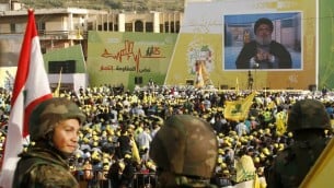 انصار حركة حزب الله الشيعية اللبنانية يتجمعون لسماع خطاب نائب الحركة العام حسن نصرالله عبر شاشة، 24 مايو 2015 (MAHMOUD ZAYYAT / AFP)