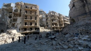 سوريون بوسط الحطام في مدينة حلب السورية، 30 مايو 2015 (AFP/AMC/ZEIN AL-RIFAI)