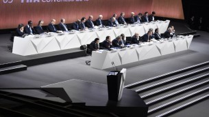 أعضاء اللجنة التنفيذية للفيفا يشاركون في الكونغرس ال65 للفيفا في زيوريخ في 29 مايو، 2015.(AFP PHOTO / MICHAEL BUHOLZER) .