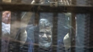 الرئيس المصري المخلوع محمد مرسي وراء قضبان السجن خلال اعلان حكم الاعدام الصادر بحقه وبحق 100 متهم آخرين 16 مايو 2016 AFP/KHALED DESOUKI