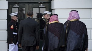 الرئيس الأمريكي باراك أوباما يرحب بولي العهد السعودي الأمير محمد بن نايف (في الوسط) وولي ولي العهد الأمير محمد بن سلمان (من اليمين) في البيت الأبيض في واشنطن العاصمة في 13 مايو، 2015 استعدادا لإستقبال زعماء من دول مجلس التعاون الخليجي. ( AFP PHOTO/NICHOLAS KAMM)