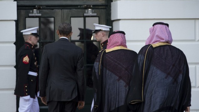 الرئيس الأمريكي باراك أوباما يرحب بولي العهد السعودي الأمير محمد بن نايف (في الوسط) وولي ولي العهد الأمير محمد بن سلمان (من اليمين) في البيت الأبيض في واشنطن العاصمة في 13 مايو، 2015 استعدادا لإستقبال زعماء من دول مجلس التعاون الخليجي. ( AFP PHOTO/NICHOLAS KAMM)