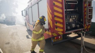 صورة توضيحية لرجال اطفاء (Yonatan Sindel/Flash90)