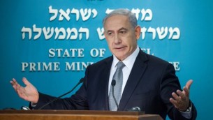 رئيس الوزراء بينيامين نتنياهو يعلن عن إقالته للوزيرين لابيد وليفني ويدعو لإجراء إنتخابات جديدة، في مؤتمر صحفي في مكتب رئيس الوزراء في القدس في 2 ديسمبر، 2014.  (Emil Salman/POOL)