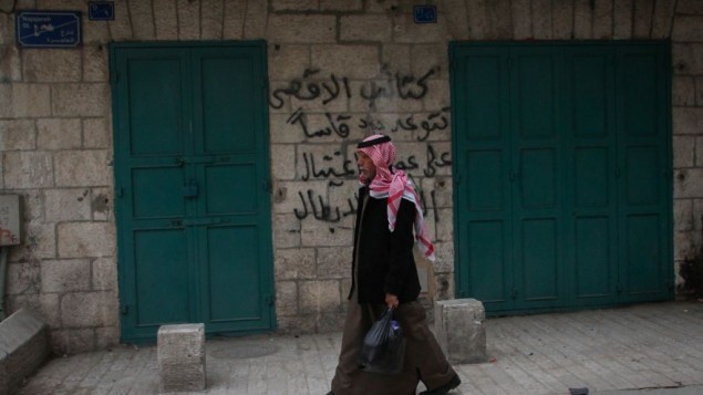 رجل فلسطيني يسير في مدينة بيت لحم في الضفة الغربية في 24 فبراير، 2015. (Marcelo Sus/Flash 90)