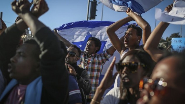 محتجون خارج مقر قيادة الشرطة في القدس في تظاهرة ضد العنف والعنصرية الموجهة ضد الإسرائيليين من أصول أثيوبية. 30 أبريل، 2015. (Hadas Parush/ FLASH90)