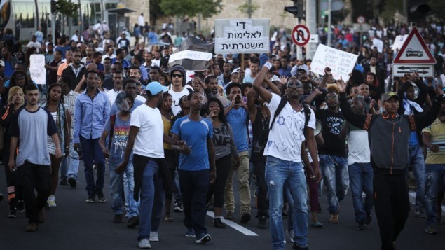 مئات من الاثيوبيين يتظاهرون في القدس احتجاجا على عنف الشرطة والعنصرية ضد فئتهم بعد ظهور فيديو يظهر عناصر من الشرطة الاسرائيلية يضربون جندي اسرائيلي من اصل اثيوبي  30 ابريل  2015  -  Hadas Parush/ FLASH90