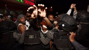 مئات من الاثيوبيين يتظاهرون في القدس احتجاجا على عنف الشرطة والعنصرية ضد فئتهم 30 ابريل  2015  -  Yonatan SIndel/Flash90