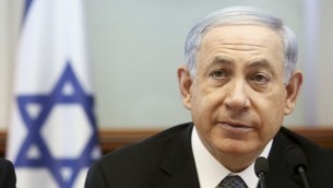 رئيس الوزراء بينيامين نتنياهو يترأس اجتماع مجلس الوزراء الأسبوعي في مكتب رئيس الوزراء، القدس، 10 مايو، 2015. (Marc Israel Sellem/Flash90, Pool)