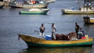 صيادون فلسطينيون في قواربهم في ميناء مدينة غزة، 13 مايو، 2015. (Aaed Tayeh/Flash90)