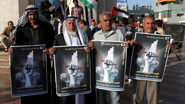 فلسطينيون يشاركون في مسيرة لإحياء "ذكرى النكبة" ال67، في رفح جنوب قطاع غزة، في 14 مايو، 2015. (Abed Rahim Khatib /Flash90)