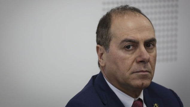 وزير الداخلية الجديدو سيلفان شالوم خلال  تسلم مهامه الوزارية  في وزارة الداخلية في القدس في 17 مايو، 2015. (Hadas Parush/Flash90)