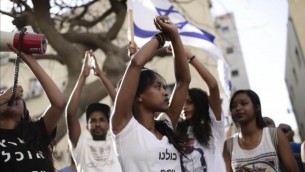 إثيوبيون إسرائيليون يتظاهرون في تل أبيب ضد العنف والعنصرية ضد الإسرائيليين من أصول أثيوبية. (Tomer Neuberg/FLASH90)