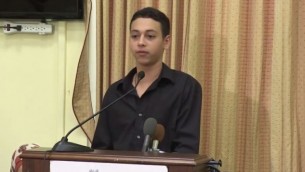 المواطن الأمريكي-الفسلطيني من فلوريدا، طارق أبو خضير، الذي ظهر في شريط فيديو وهو يتعرض للضرب على يد عناصر في الشرطة الإسرائيلية، يتحدث عن محنته. (لقطة شاشة: YouTube/CAIRtv)