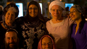 بعض  القادة الروحانيين في مساء من الصلوات والاناشيد التي نظمته كهيلات تسيون العام الماضي، مع تمار العاد-أبلباوم (يمين) (Courtesy Kehillat Zion)