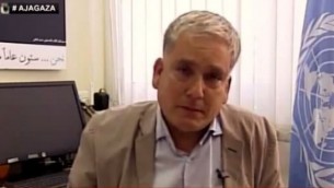الناطق باسم وكالة الأونروا في غزة كريس غونيس (screen capture YouTube/Kaya Bouma)