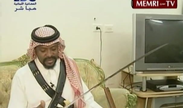 جلاد سعودي يعرض سيفه (YouTube/MEMRITVVideos)
