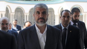 القائد في حماس خالد مشعل قبل لقاء مع الرئيس التونسي منصف مرزوقي في القصر الرئاسي في قرطاج، 12 سبتمبر 2014 (AFP/ SALAH HABIBI)