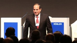 الرئيس المصري عبد الفتاح السيسي يقف على المنصة في اليوم الإفتتاحي لمنتدى الإقتصاد العالمي للشرق الأوسط وشمال أفريقيا 2015 في 22 مايو، 2015 في بلدة الشونة الساحلية على البحر الأحمر، غرب العاصمة الأردنية عمان. (AFP/ KHALIL MAZRAAWI)