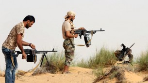 عناصر قوات "فجر ليبيا"، 25 مايو 2015 (MAHMUD TURKIA / AFP)