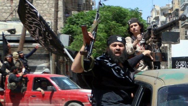 مقاتلو جبهة النصرة في شوارع مدينة حلب السورية، 26 مايو 2015 (FADI AL-HALABI / AMC / AFP)