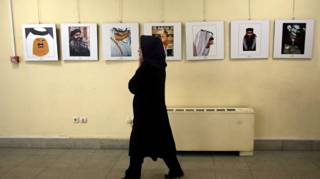 معرض لرسامي الكاريكاتور في طهران حول تنظيم الدولة الاسلامية 31 مايو 2015 (ATTA KENARE / AFP)