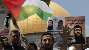 مظاهرة دعما للأسير الفلسطيني خضر عدنان المضرب عن الطعام احتجاجا على تمديد اعتقاله الاداري، القدس، 5 يونيو 2015 (AHMAD GHARABLI / AFP)