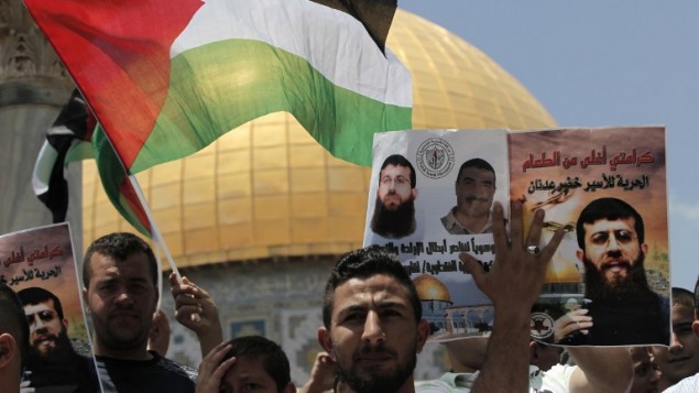 مظاهرة دعما للأسير الفلسطيني خضر عدنان المضرب عن الطعام احتجاجا على تمديد اعتقاله الاداري، القدس، 5 يونيو 2015 (AHMAD GHARABLI / AFP)