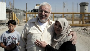 رئيس المجلس التشريعي الفلسطيني عزيز الدويك مع اقربائه بعد ان افرجت عنه السلطات الإسرائيلية، 9 يونيو 2015 (AHMAD GHARABLI / AFP)