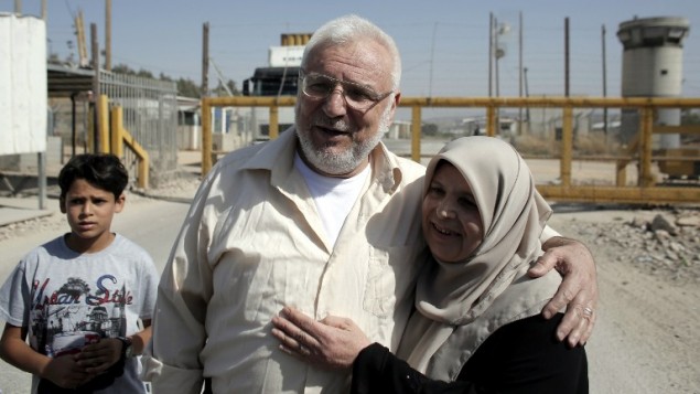 رئيس المجلس التشريعي الفلسطيني عزيز الدويك مع اقربائه بعد ان افرجت عنه السلطات الإسرائيلية، 9 يونيو 2015 (AHMAD GHARABLI / AFP)