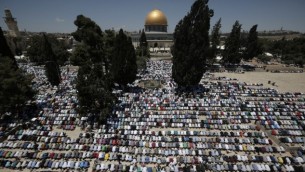 مصلون مسلمون في الحرم القدسي خلال اول صلاة جمعة بشهر رمضان، 19 يونيو 2015 (AFP/AHMAD GHARABLI)